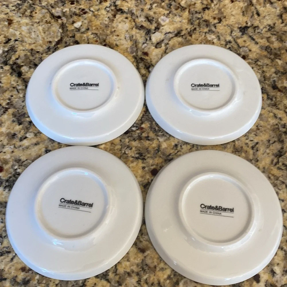 Crate & Barrel Black and White Demitasse Espresso Cup Set. 4 cups/4 saucers.